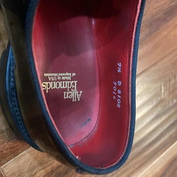 Men’s shoes Allen Edmond’s shoes size 9 1/2
Good condition
Classy, shiny, black - Picture 6 of 7